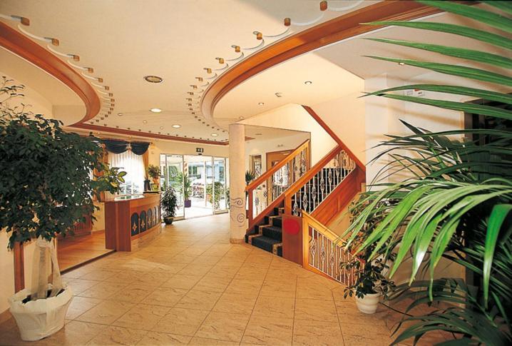 Hotel Maria Theresia Silandro Dış mekan fotoğraf